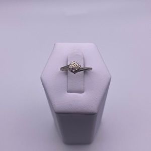 10k white gold Diamond cluster ring